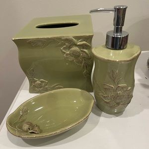 Set of 3 Nina Campbell green bathroom accessories